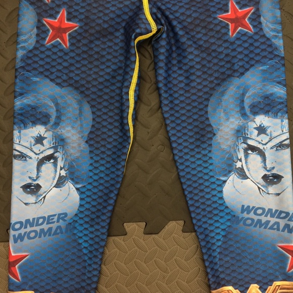 NEW Wonder Woman Compression Leggings - Picture 3 of 5
